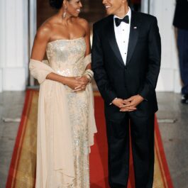 Imagine cu Michelle și Barack Obama pe covorul roșu, îmbrăcați elegant