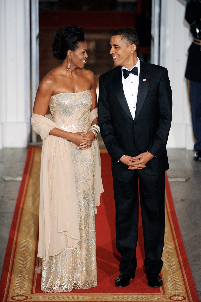 Imagine cu Michelle și Barack Obama pe covorul roșu, îmbrăcați elegant