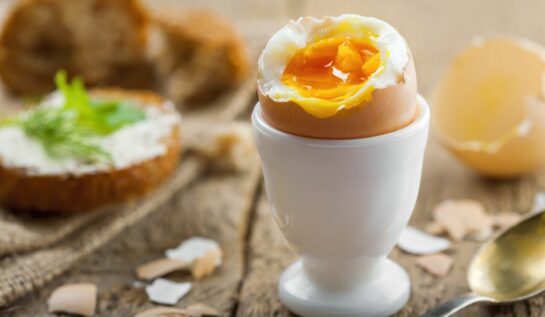 Ouă fierte moi sau tari: cum și în cât timp se gătesc corect
