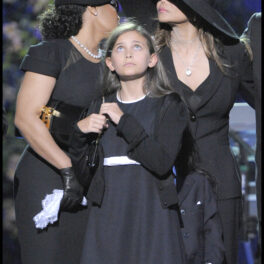 Paris Jackson îmbrăcată cu o rochie neagră la înmormântarea lui michael jackson
