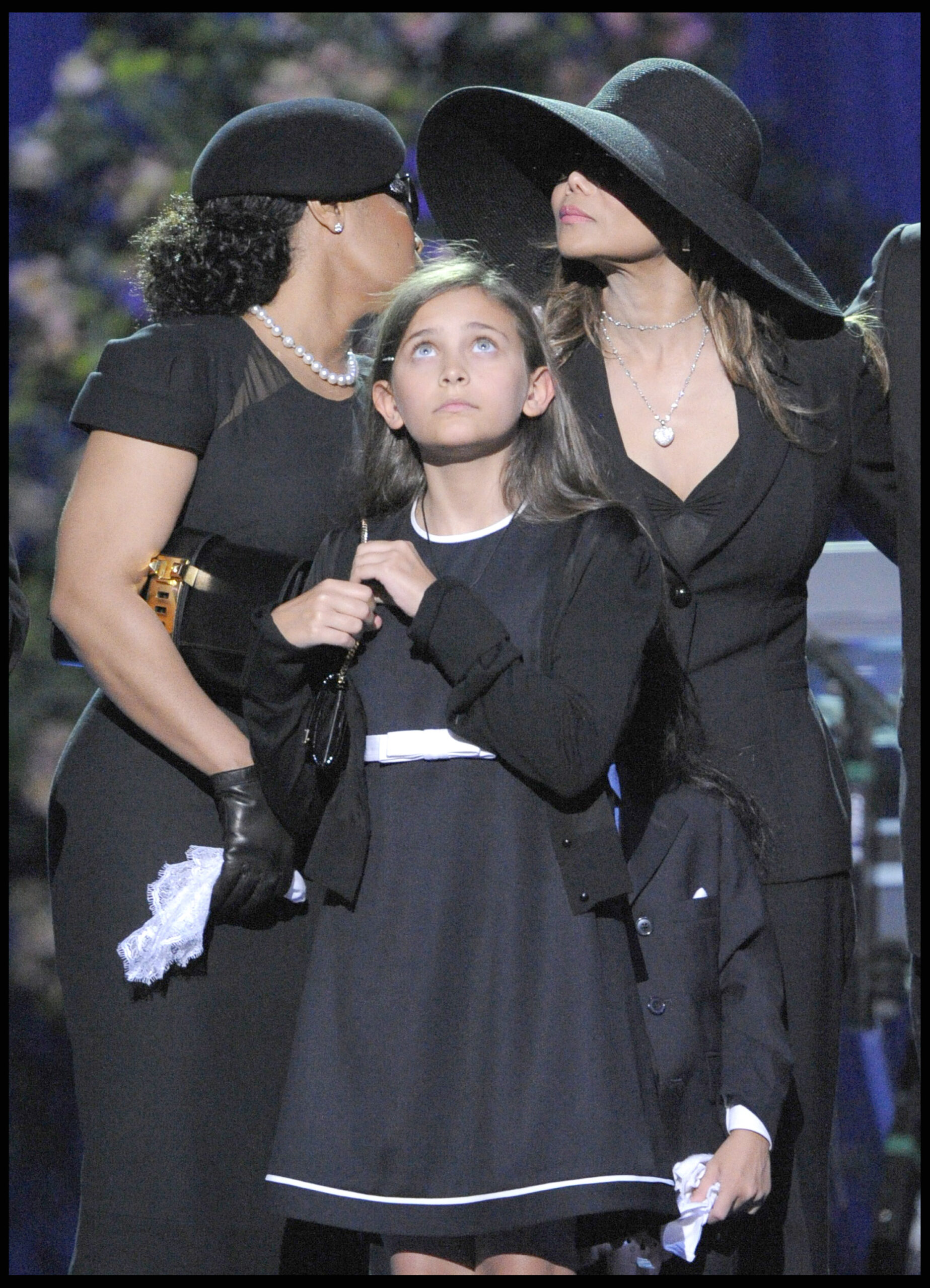 Paris Jackson îmbrăcată cu o rochie neagră la înmormântarea lui michael jackson