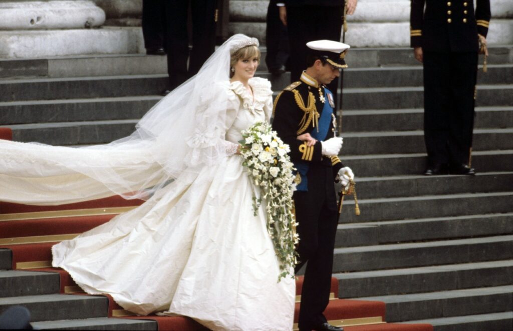 Prințesa Diana îmbrăcată în rochie de mireasă la brațul prințului Charles