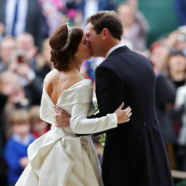 Prințesa Eugenie îmbrăcată în rochie de mireasă îl sărută pe Jack Brooksbank