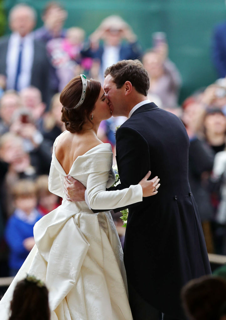 Prințesa Eugenie îmbrăcată în rochie de mireasă îl sărută pe Jack Brooksbank