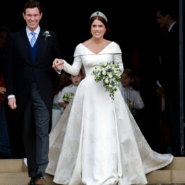 Prințesa Eugenie îmbrăcată în rochie de mireasă de mână cu Jack Brooksbank