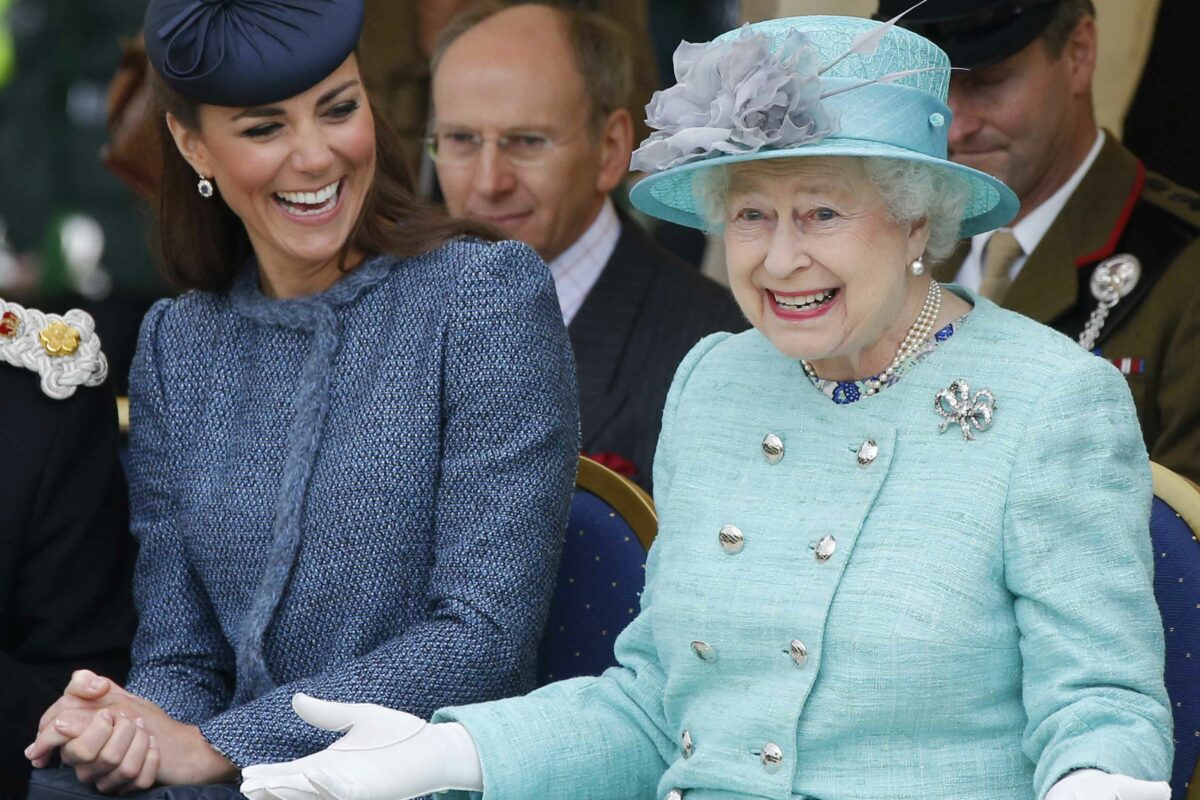 Regina Elisabeta alături de Kate Middleton, la un eveniment public