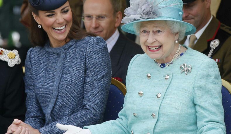 Regina Elisabeta alături de Kate Middleton, la un eveniment public
