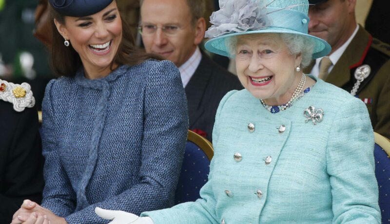 De ce Regina poartă mereu mănuși. Care e adevăratul motiv