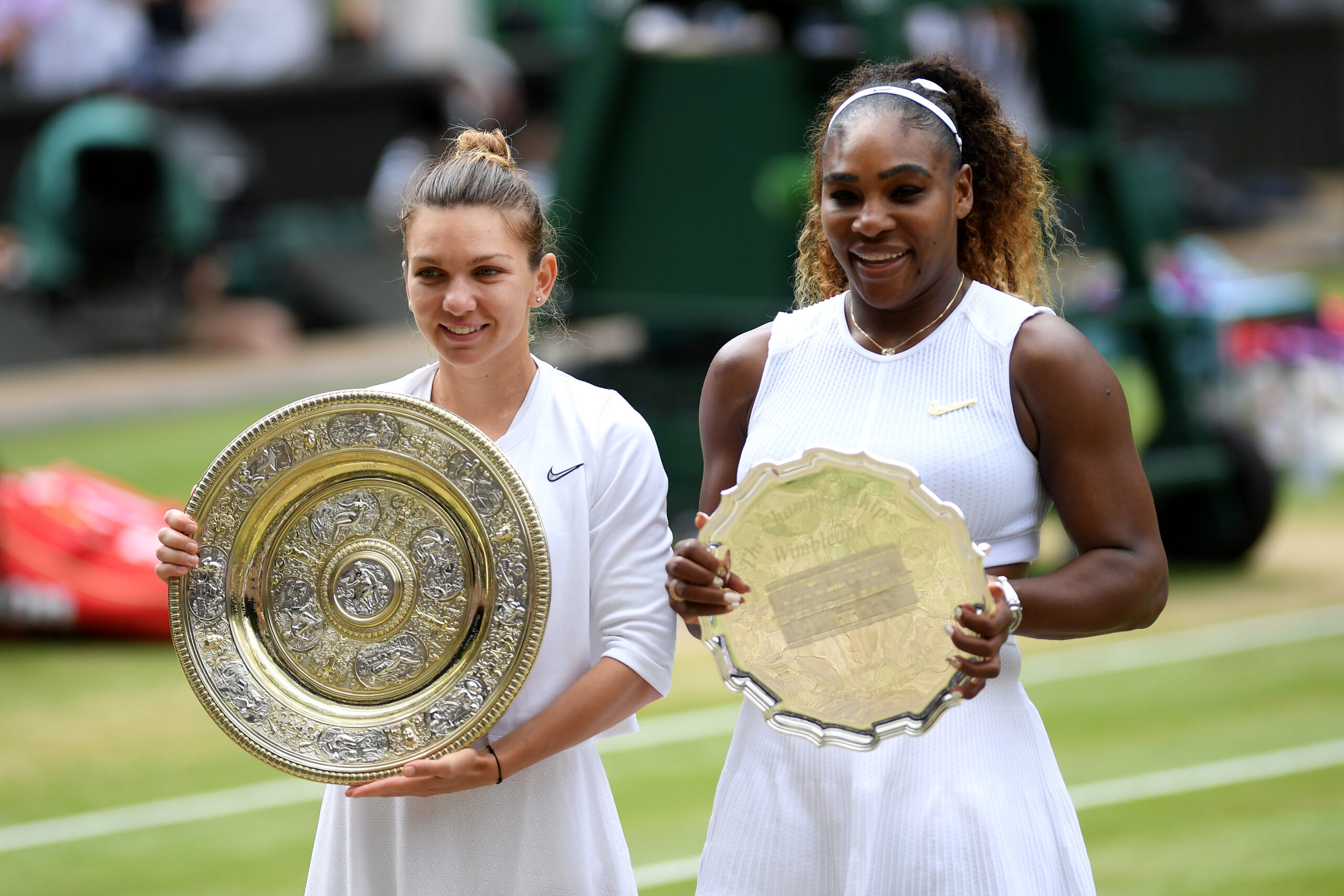 Serena Williams și Simona Halep la un turneu de tenis, pe podium