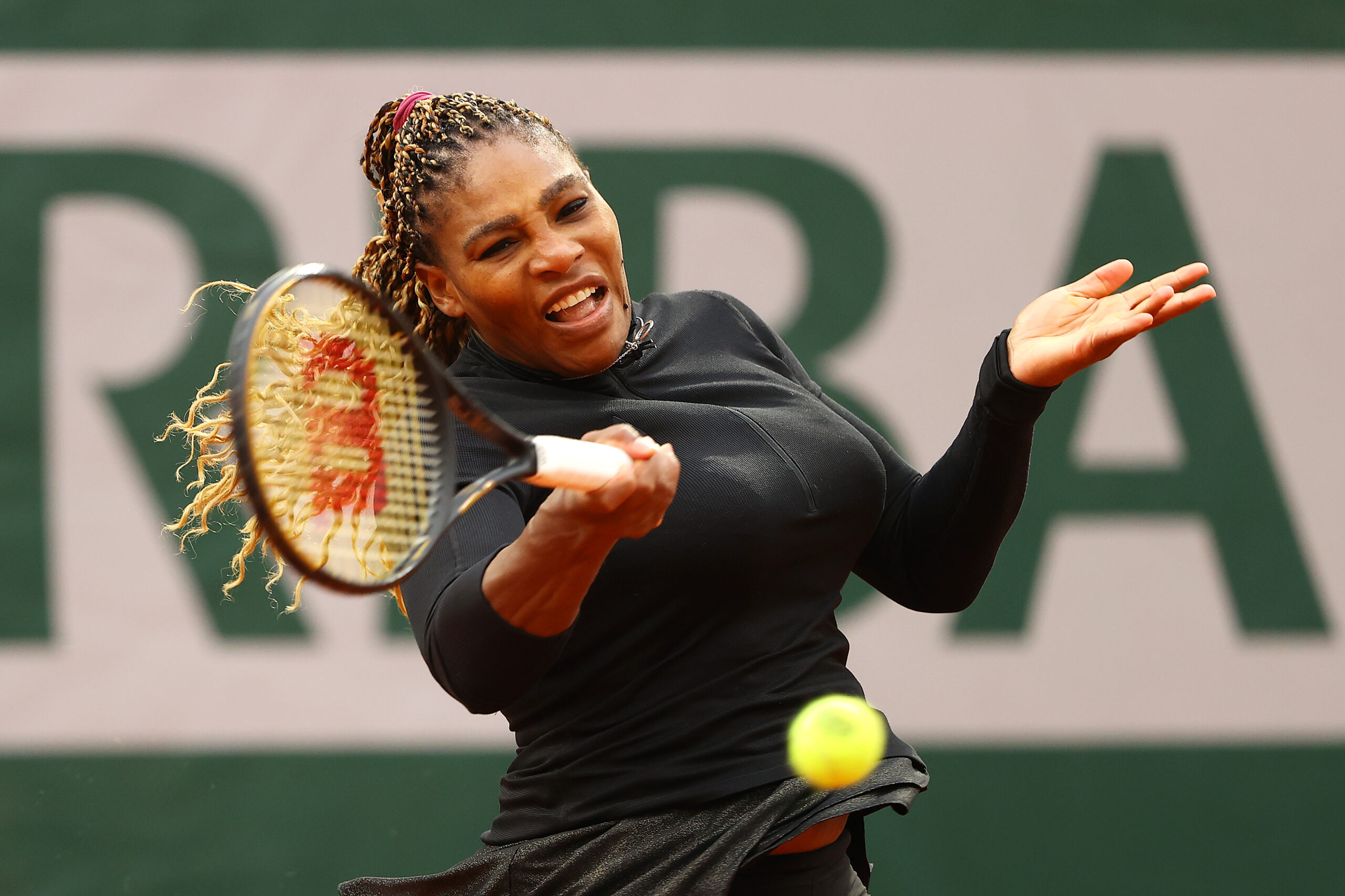Serena Williams, imagine de pe terenul de tenis, din timpul unui meci