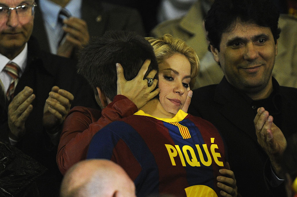 Shakira îl îmbrățișează pe Gerard Pique în tribunele terenului de fotbal