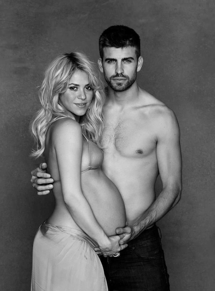 Fotografie alb-negru cu Shakira însăcinată și Pique care o îmbrățișează și îi ține mâna pe burtă