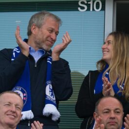Sofia Abramovich, bucuroasă, alături de tatăl ei la un meci de fotbal