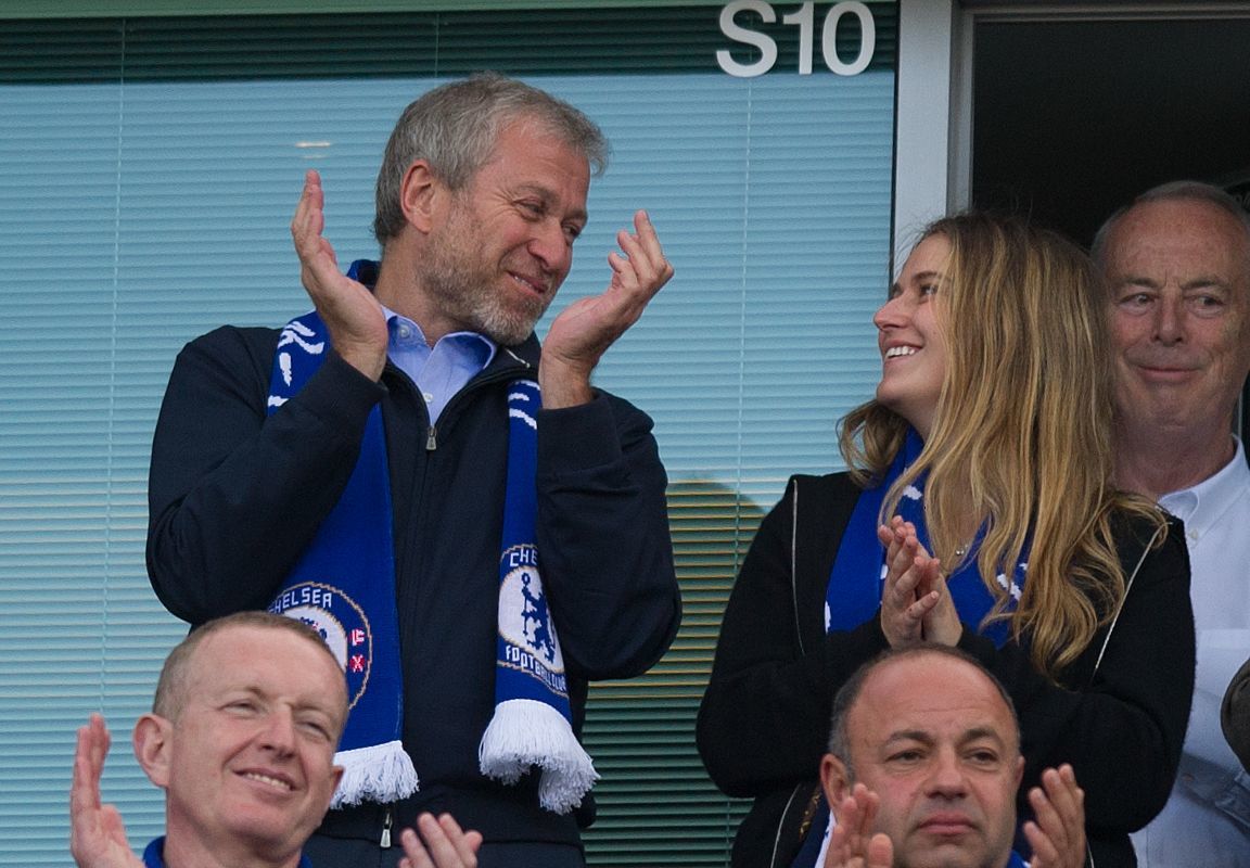 Sofia Abramovich, bucuroasă, alături de tatăl ei la un meci de fotbal