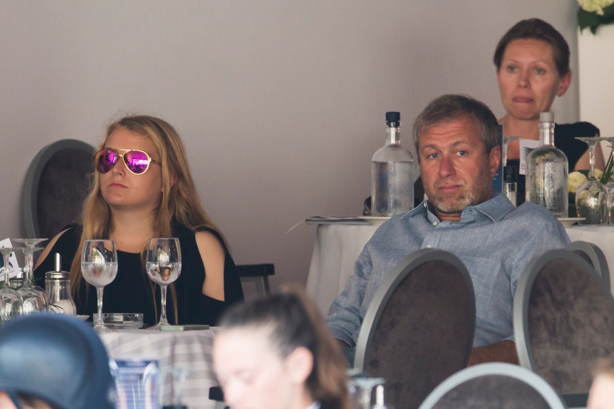 Sofia Abramovich alături de tatăl ei la o competiție sportivă în Monaco