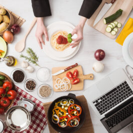 O masă de bucătărie plină cu ingrediente pregătite pentru a te ajuta să fii un chef în bucătăria ta