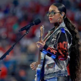 H.E.R. cântă la microfon și la chitara electrică pe scenă la Super Bowl