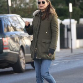 Pippa Middleton, zâmbitoare, la o plimbare pe străzile din Londra