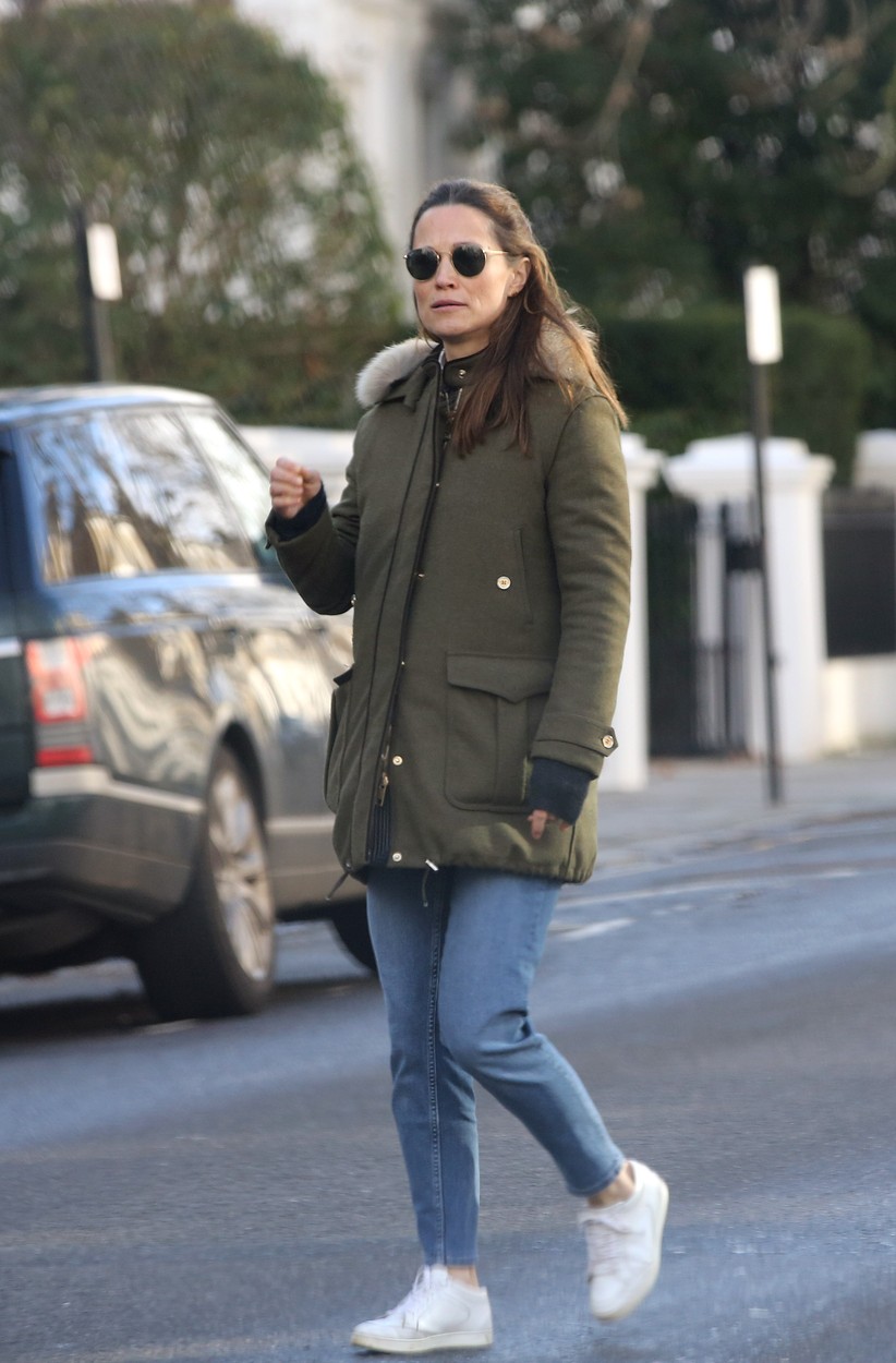 Pippa Middleton, zâmbitoare, la o plimbare pe străzile din Londra