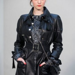 Anamaria Vartolomei, la o prezentare de modă a casei Chanel, îmbrăcată într-o ținută all black, din piele