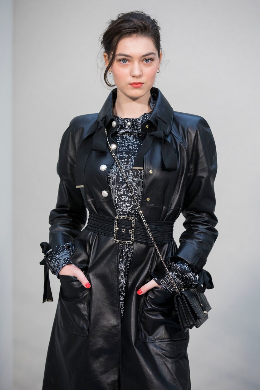 Anamaria Vartolomei, la o prezentare de modă a casei Chanel, îmbrăcată într-o ținută all black, din piele