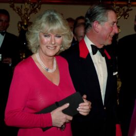 Camilla Parker îmbrăcată cu o rochie roz la un eveniment alături de Prințul Charles