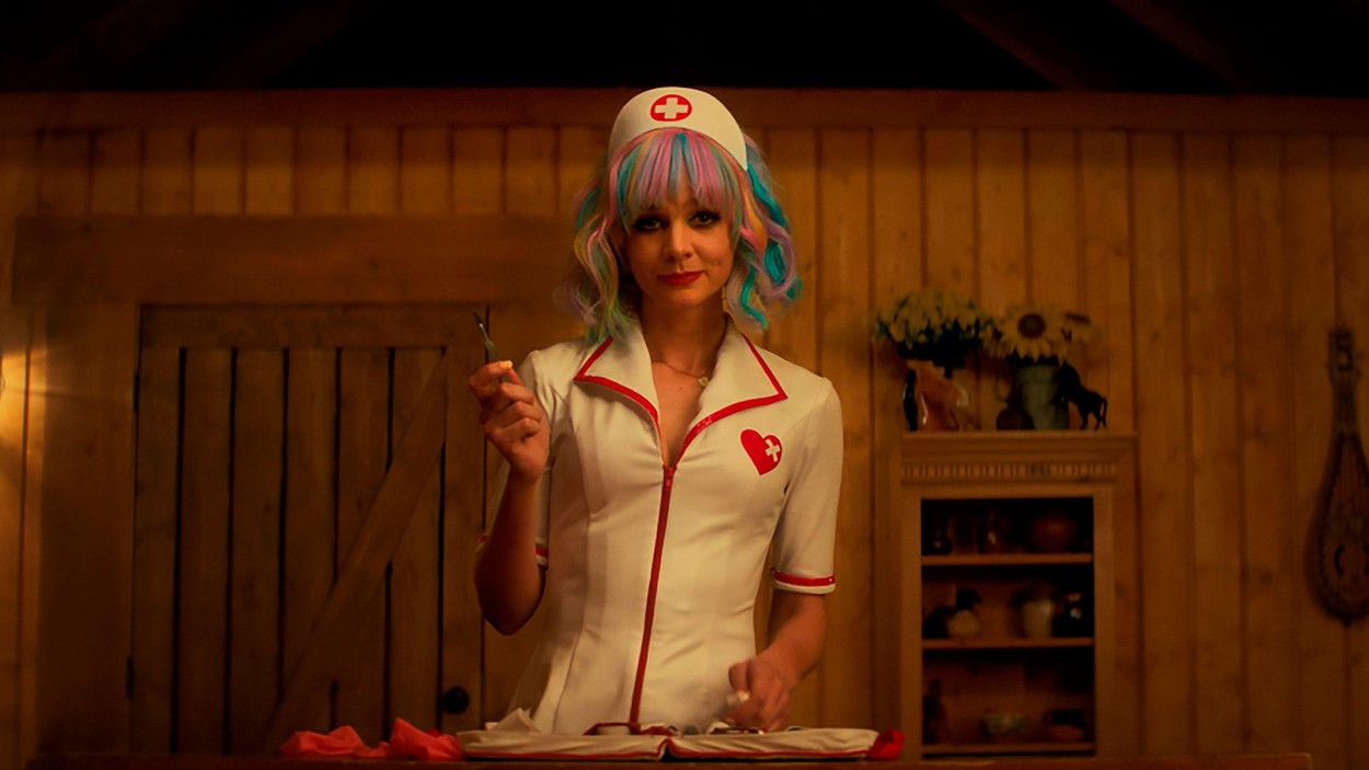 Carey Mulligan costumată în asistentă medicală cu părul curcubeu în Promising Young Woman
