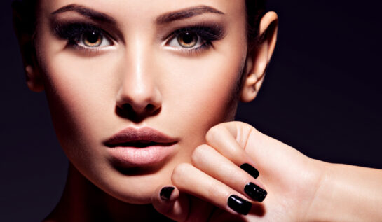 Culoarea unghiilor și personalitatea: ce dezvăluie despre tine preferința pentru oja neagră
