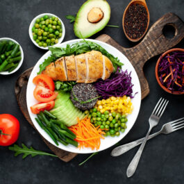 O imagine cu ce să mănânci la cină care conține produse sănătoase cum ar fi peștele și legumele