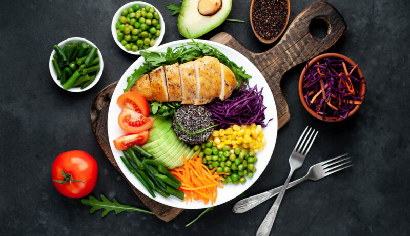 O imagine cu ce să mănânci la cină care conține produse sănătoase cum ar fi peștele și legumele