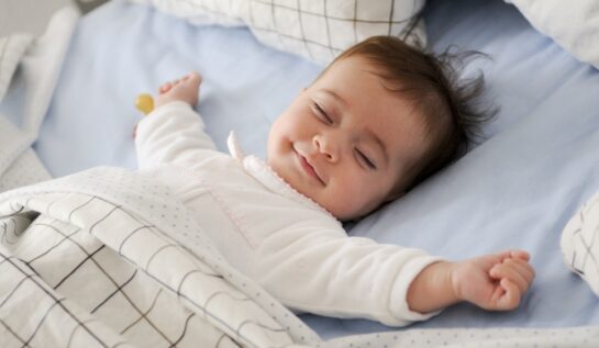 Ce visează bebelușii când plâng sau râd în somn