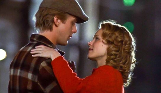 Rachel McAdams și Ryan Gosling într-o scenă romantică din filmul The Notebook. Cei doi se țin în brațe și se privesc cu multă drgoste, gata de un sărut.