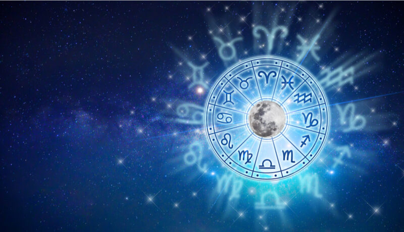 Cele mai încercate zodii în luna februarie, dispuse într-un cerc cu luna în mijloc pe fundal albastru