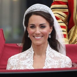 Kate Middleton la nunta ei într-o caleațcă îmbrăcată în rochie de mireasă și o tiară