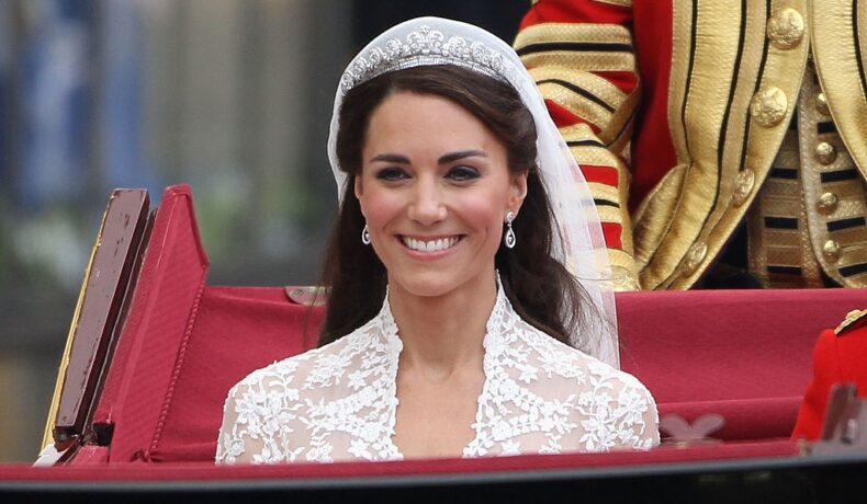 Kate Middleton la nunta ei într-o caleațcă îmbrăcată în rochie de mireasă și o tiară