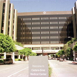 Imagine din fața centrului medical Cedars-Sinai din Los Angeles