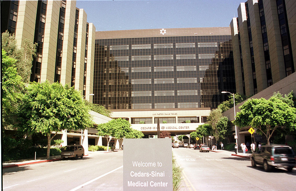 Imagine din fața centrului medical Cedars-Sinai din Los Angeles
