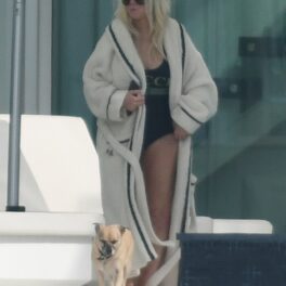 Christina Aguilera, imagine într-un costum de baie negru, întreg, peste care a asortat un halat alb, imens