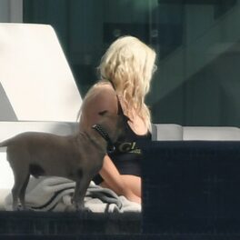 Christina Aguilera, fotografiată în timp ce stă pe șezlong, la piscină, și se relaxează la soare