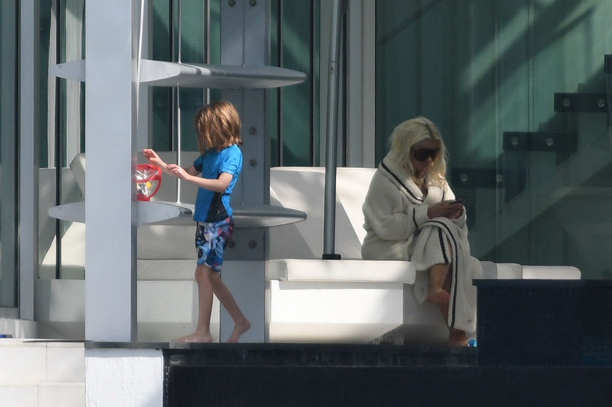 Christina Aguilera, într-un halat de baie imens, alb, la piscină, alături de fiica sa, Rain
