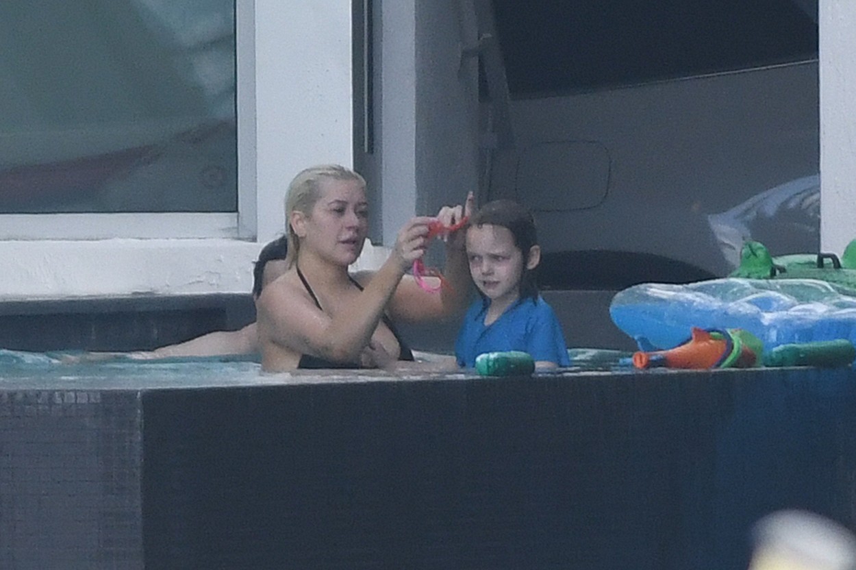 Christina Aguilera, fotografiată în piscină alături de fiica sa, Summer Rain
