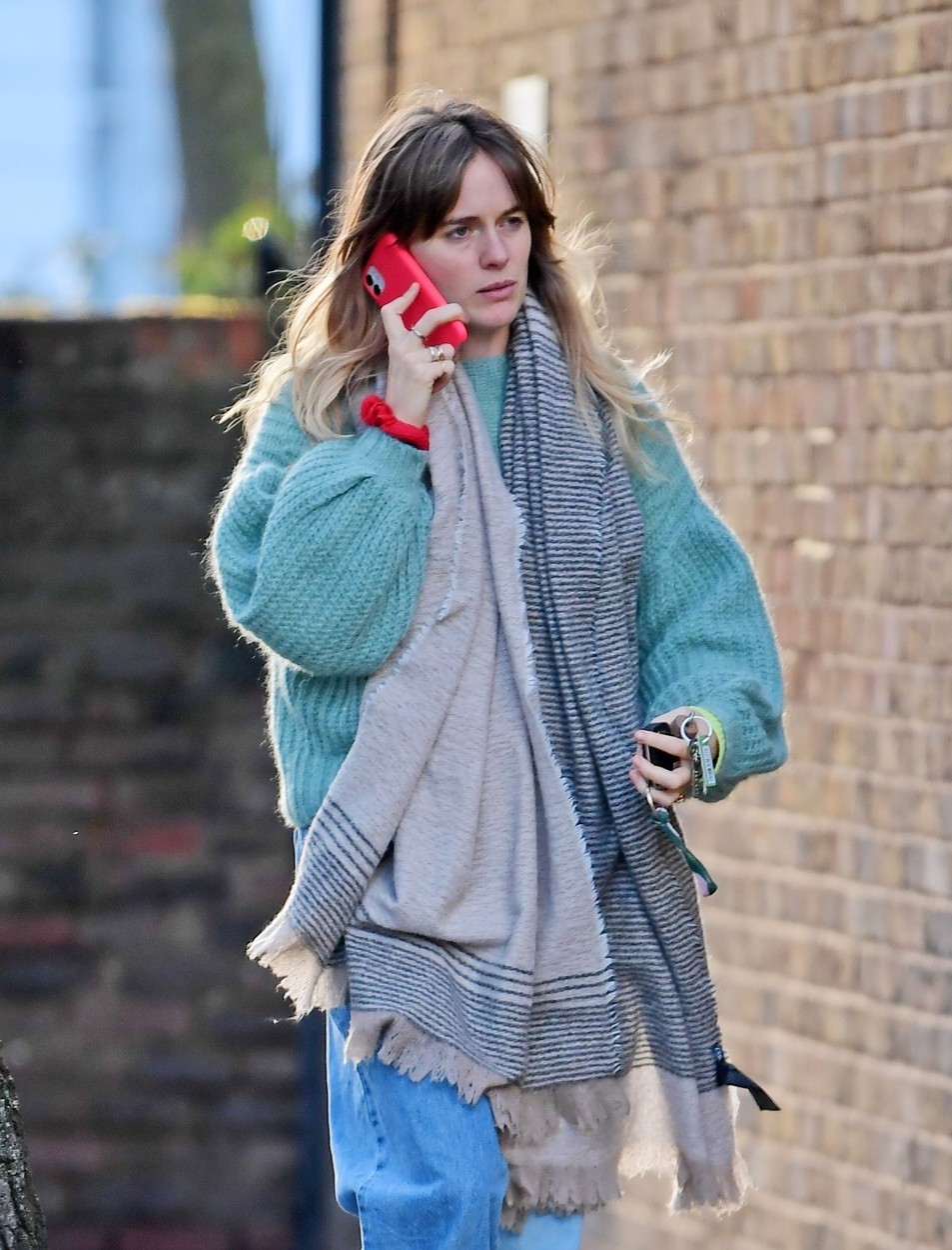 Cressida Bonas, fotografiată în timp ce vorbește la telefon, pe stradă, îmbrăcată casual