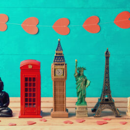 Suveniruri simbolice pentru mai multe țări: o statuetă a lui Buddha, o cabină telefonică londoneză, Big Ben, Statuia Libertății, Turnul Eiffel din Paris și Coloseumul din Roma. Toate înconjurate de inimioare.