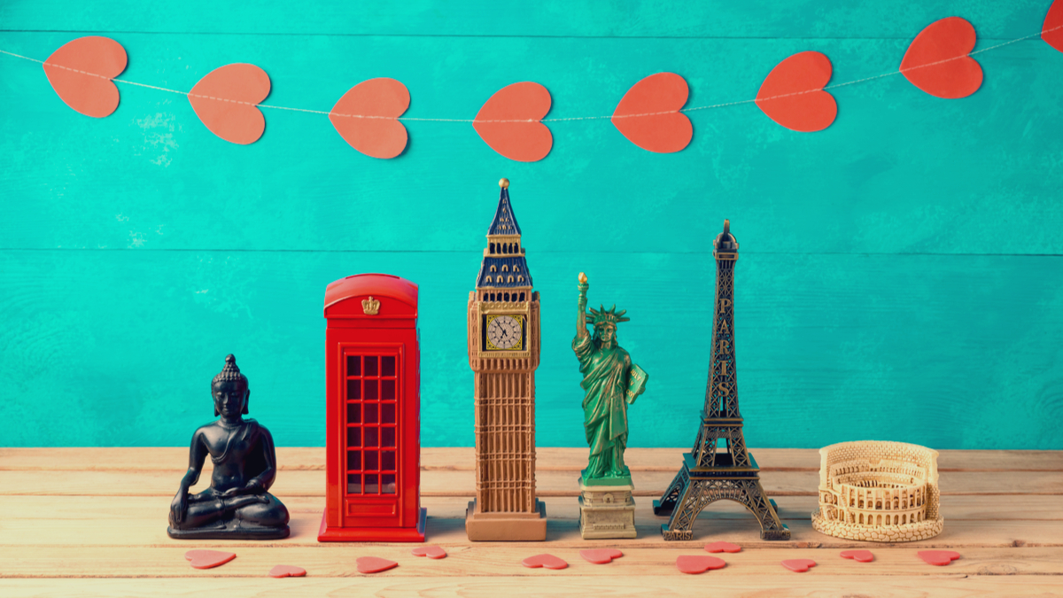 Suveniruri simbolice pentru mai multe țări: o statuetă a lui Buddha, o cabină telefonică londoneză, Big Ben, Statuia Libertății, Turnul Eiffel din Paris și Coloseumul din Roma. Toate înconjurate de inimioare.