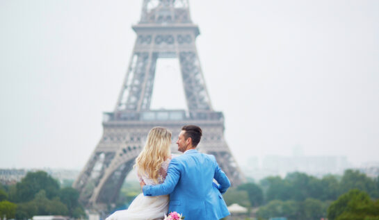 Un tânăr și iubita lui, la Turnul Eiffel din Paris, ne arată cum se sărbătorește Valentine's Day în lume