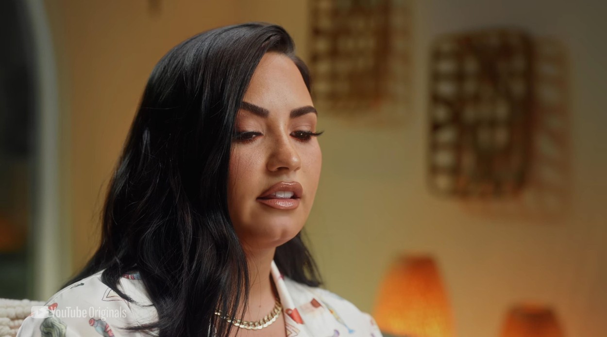 Demi Lovato, cu lacrimi în ochi, în timp ce vorbește despre dependenșa de droguri