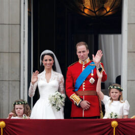 Kate Middleton și Prințul Harry salută mulțimea de la balcon în ziua nunții