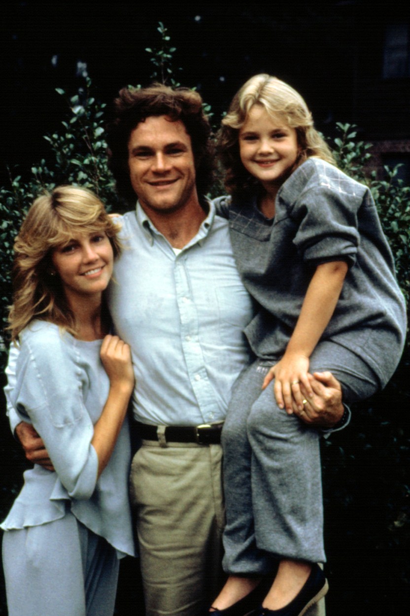 Drew Barrymore, fotografie alături de părinți, în timp ce o ține tatăl său în brațe