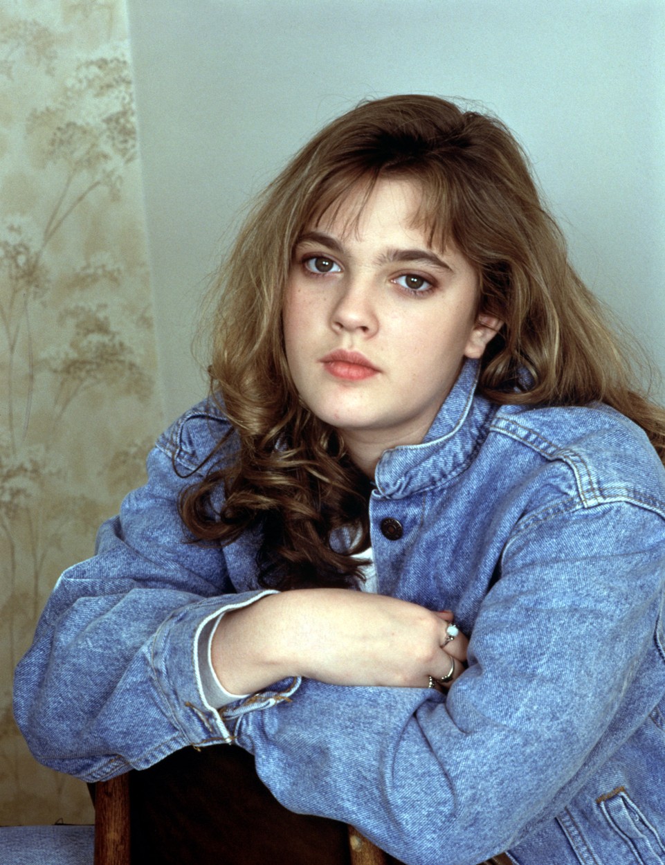 Drew Barrymore, imagine din adolescență, îmbrăcată într-o ținută din jeans