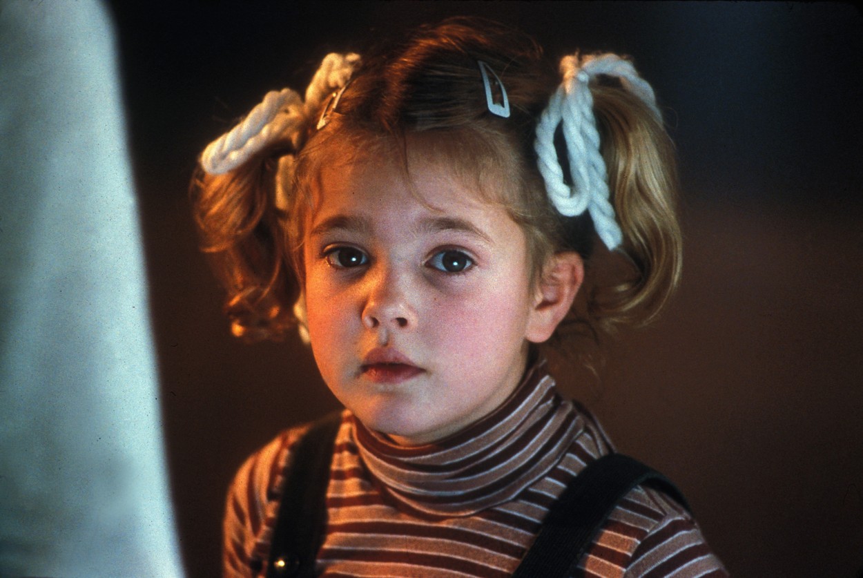 Drew Barrymore, imagine din copilărie, în care apare cu codițe și în salopetă neagră